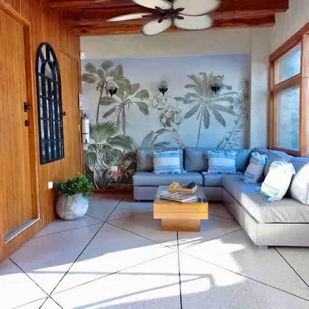 Casa San Antonio, De Diseno Con Piscina En La Azotea. *