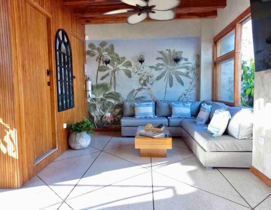 Casa San Antonio, De Diseno Con Piscina En La Azotea. *